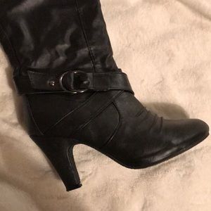 Yoki black boots